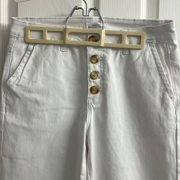 NWT Northern Reflections White Crop Wide Leg Ankle Pants with Tan Buttons Size 4 - Picture 2 of 7